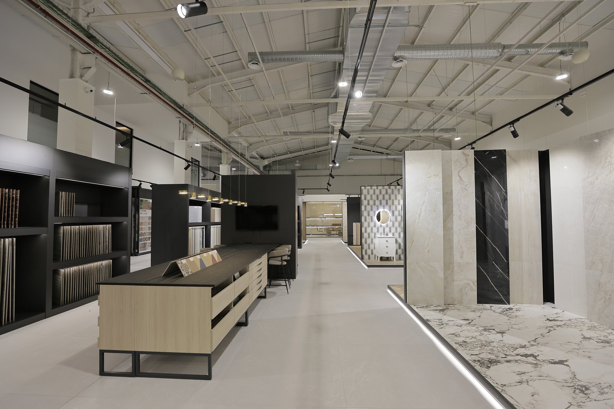 Vista general del showroom con varios ambientes