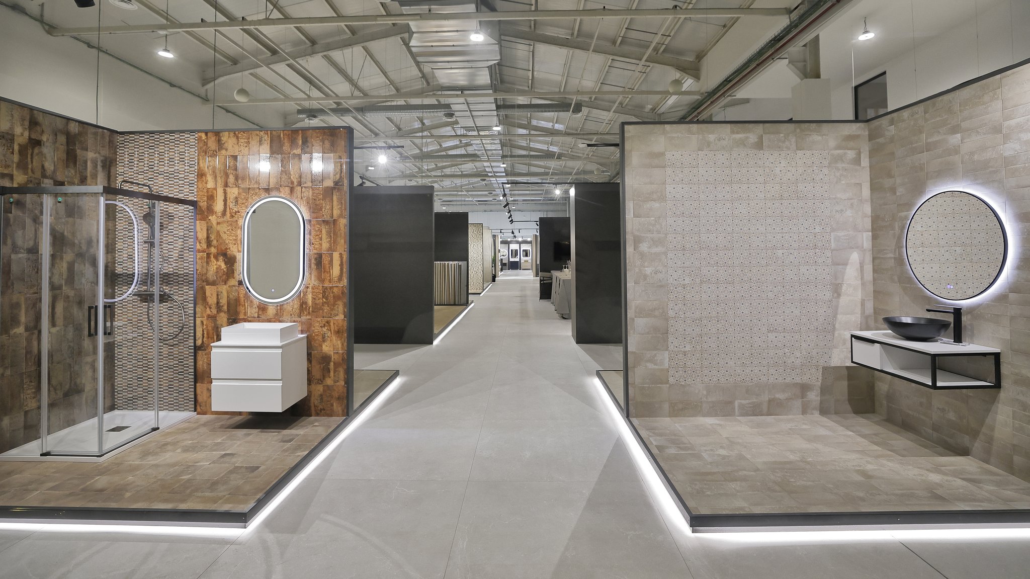 Pasillo central del showroom de Forma Cerámicas con dos ambientes de baño completos